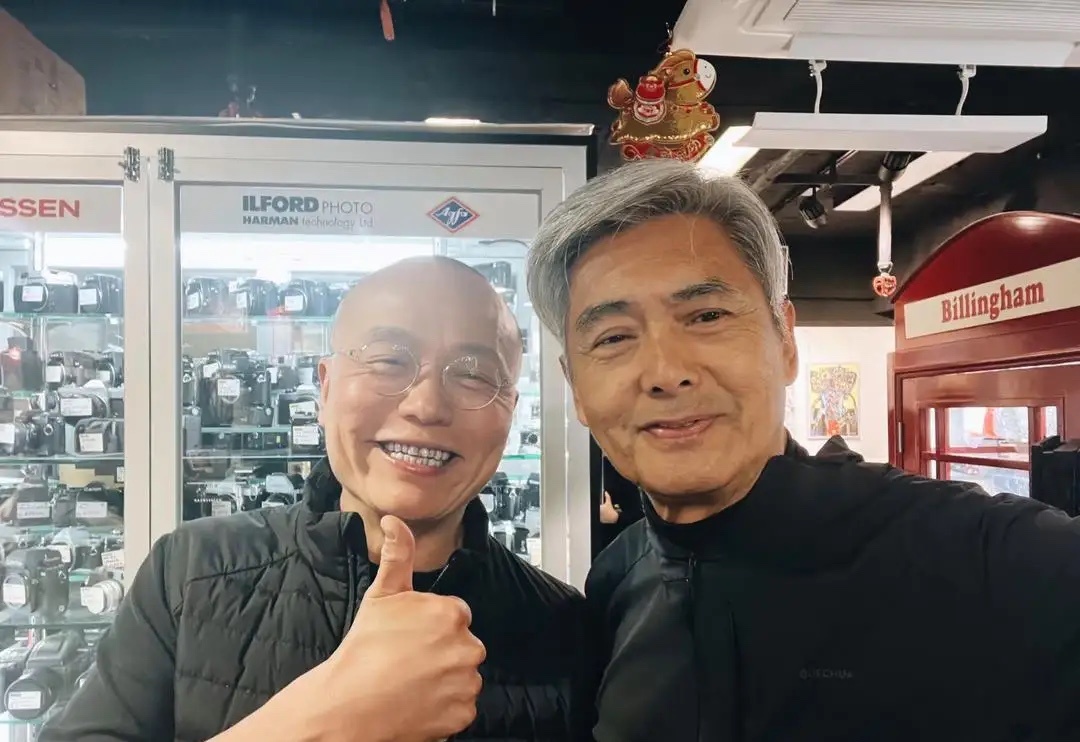 71岁周润发和佘诗曼、黄宗泽等一帮后辈明星在新年聚餐合照，发哥看起来面容苍老了好