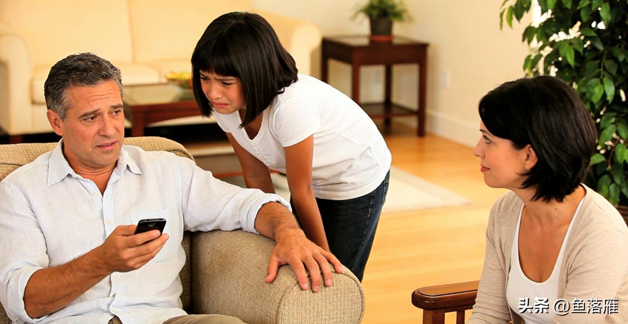 侄女刚上高中，一直没手机，我看着心疼，就主动给她挑了一台两千多的，想着够她日常学