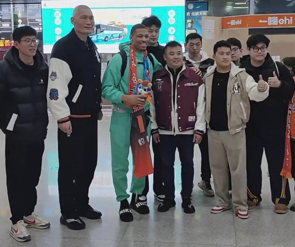 山东男篮小外援约翰逊抵达济南，明天完成手续。 