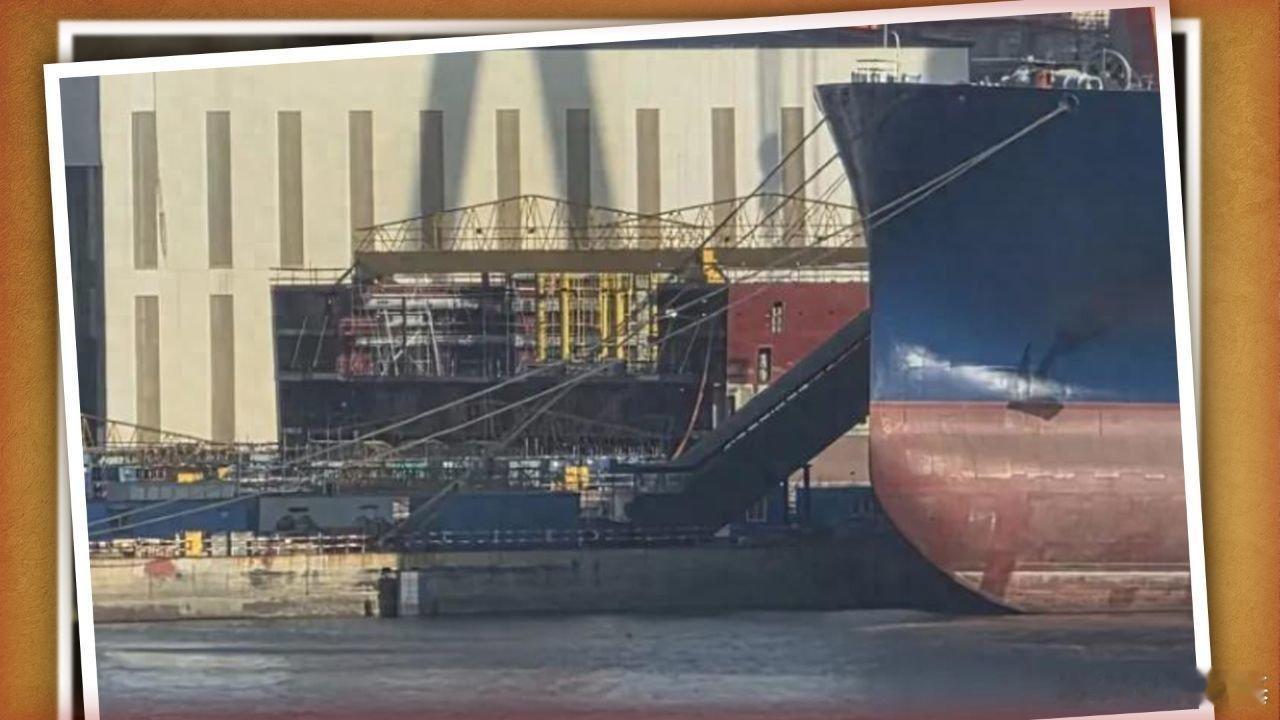 📌中国新航母甲板大得离谱，难道真要冲刺12万吨？>>网页链接 中国新航母甲板大