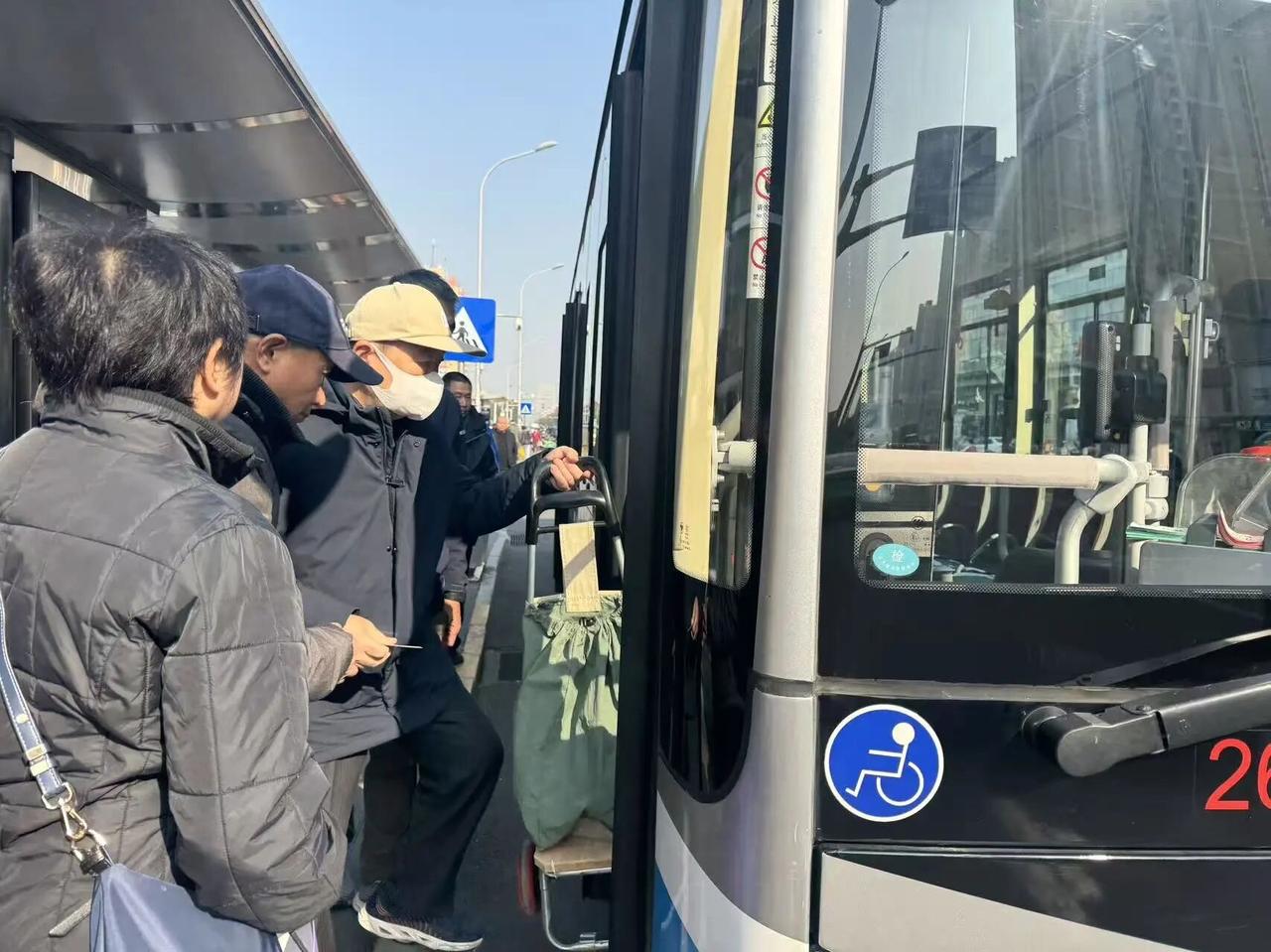 听说公交集团早就不招新的客车司机了，我估计现在维持这个低效系统还是为了保就业，另