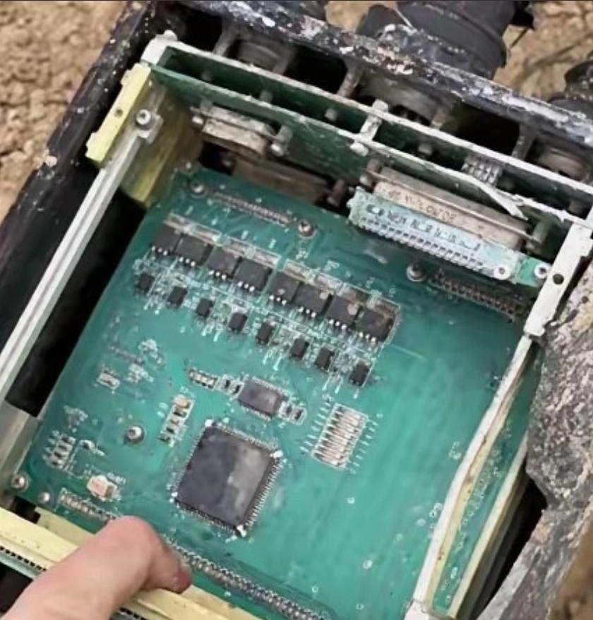 一枚被击落的伊朗导弹，肚子里的电路板照片被公开了。
 
这张导弹内部的照片，一出