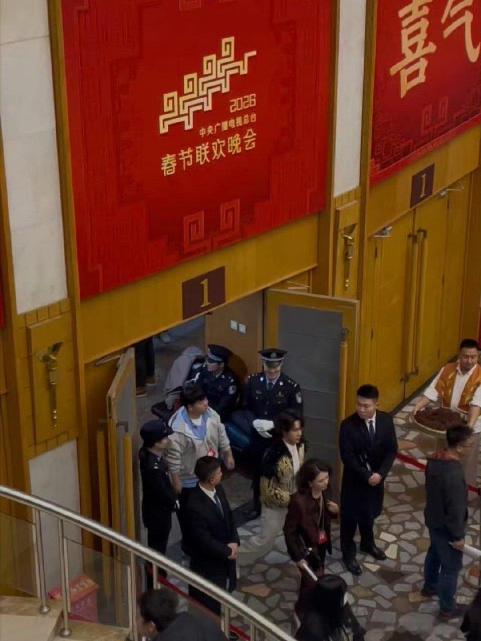 王一博春晚备播录制王一博参加春晚备播录制，春晚见！王一博人鱼演职表更新