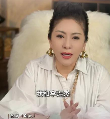 李连杰染个黑发，全网猜他做了心脏移植。
他没说话，跳了段太极，游了两公里泳。
6