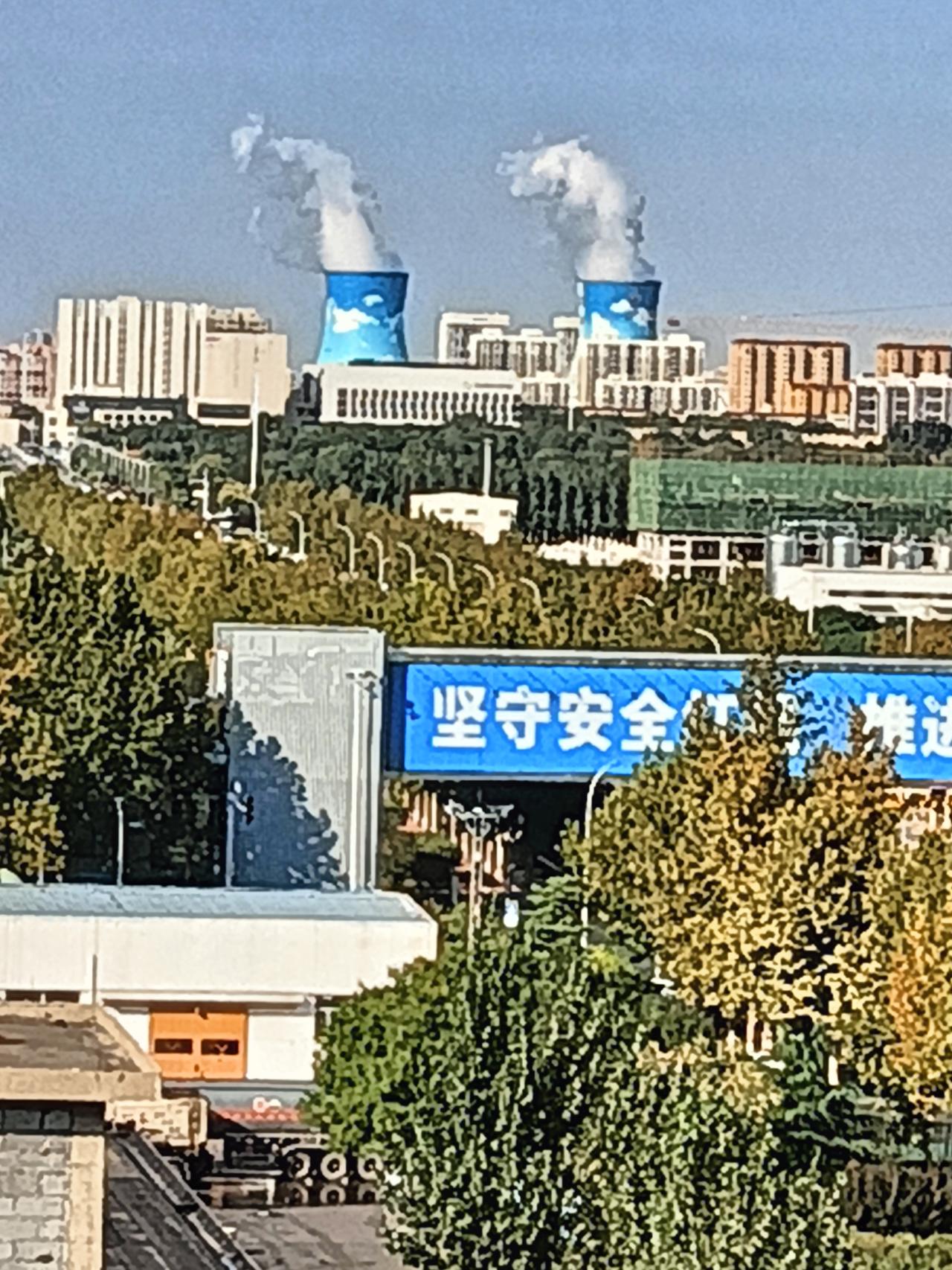 从石家庄化工园区路过，园区的许多企业安安静静，没有机器轰鸣，企业里草木丰盛。不知