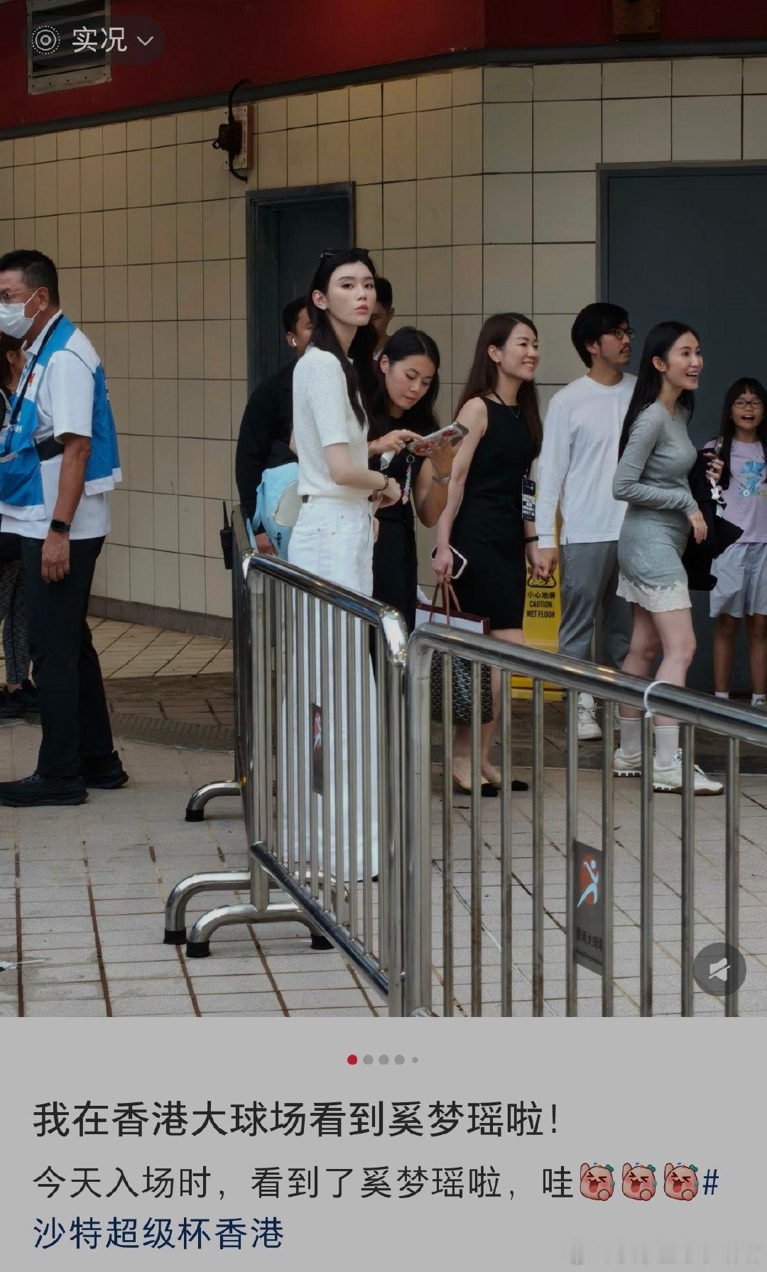 网友偶遇奚梦瑶带儿子看球赛奚梦瑶带儿子看球赛，小家伙穿红色球衣好精神，一看就是个