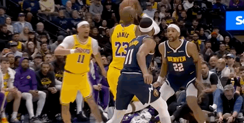 詹姆斯被盖帽后，立马发球助攻八村打进 