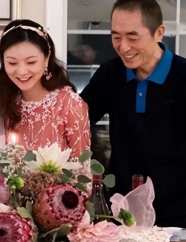 2000年，19岁的陈婷带50岁的张艺谋回家见父母，老两口一看来人愣住了，拉着女