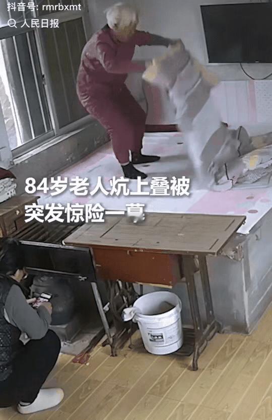 多亏女儿在床边，否则这个老人从床上掉下来，后果是不堪设想的！说来也是非常凑巧，老
