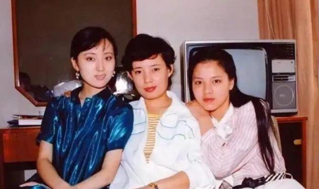 87版《红楼梦》贾宝玉的扮演者欧阳奋强说，给我当丫鬟的袁枚，非常漂亮，一开始我都
