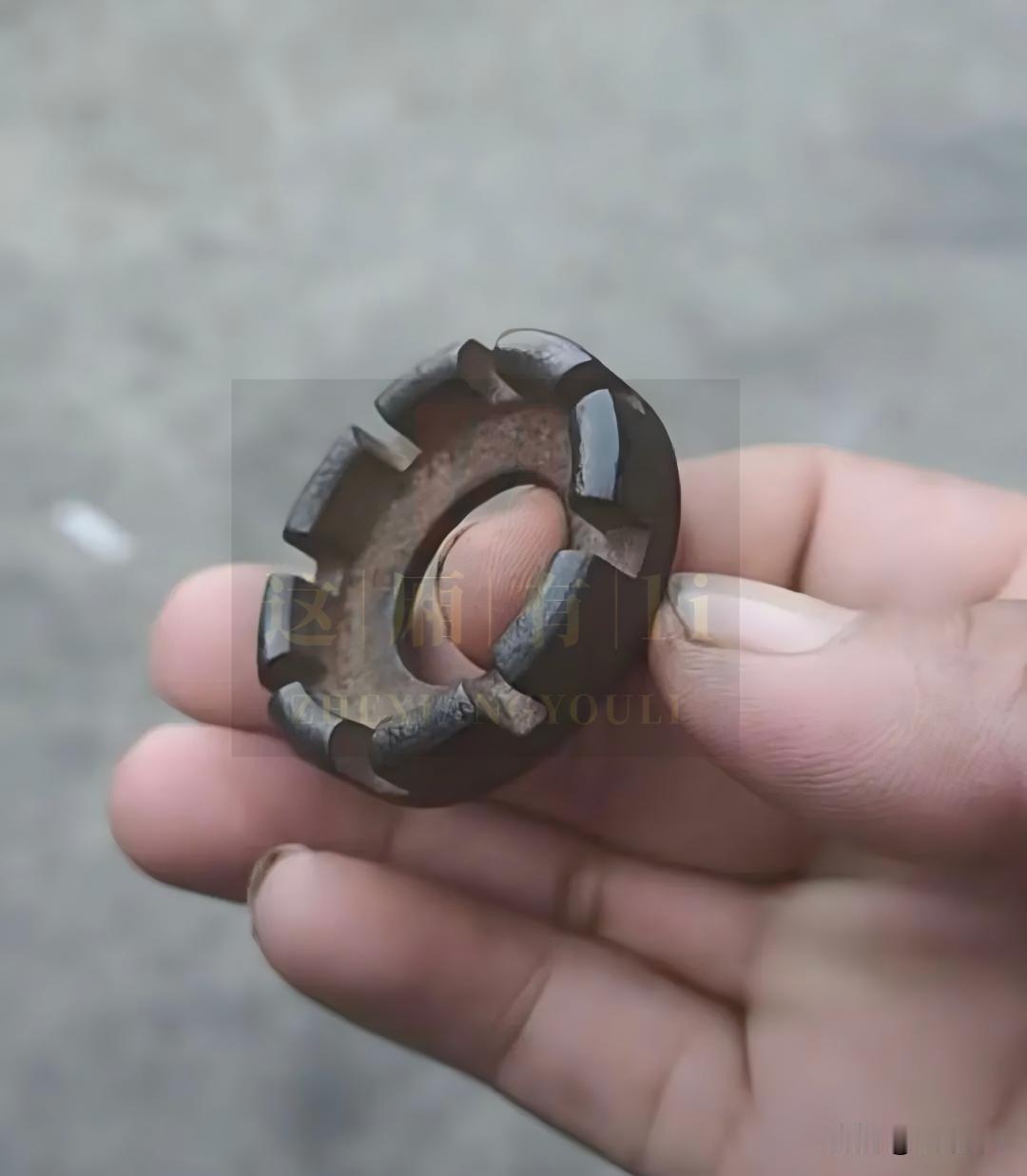 掌心握着的这件黝黑的旧铁件，边缘错落开几道缺口，表层裹着经年锈迹，沉甸甸的满是岁