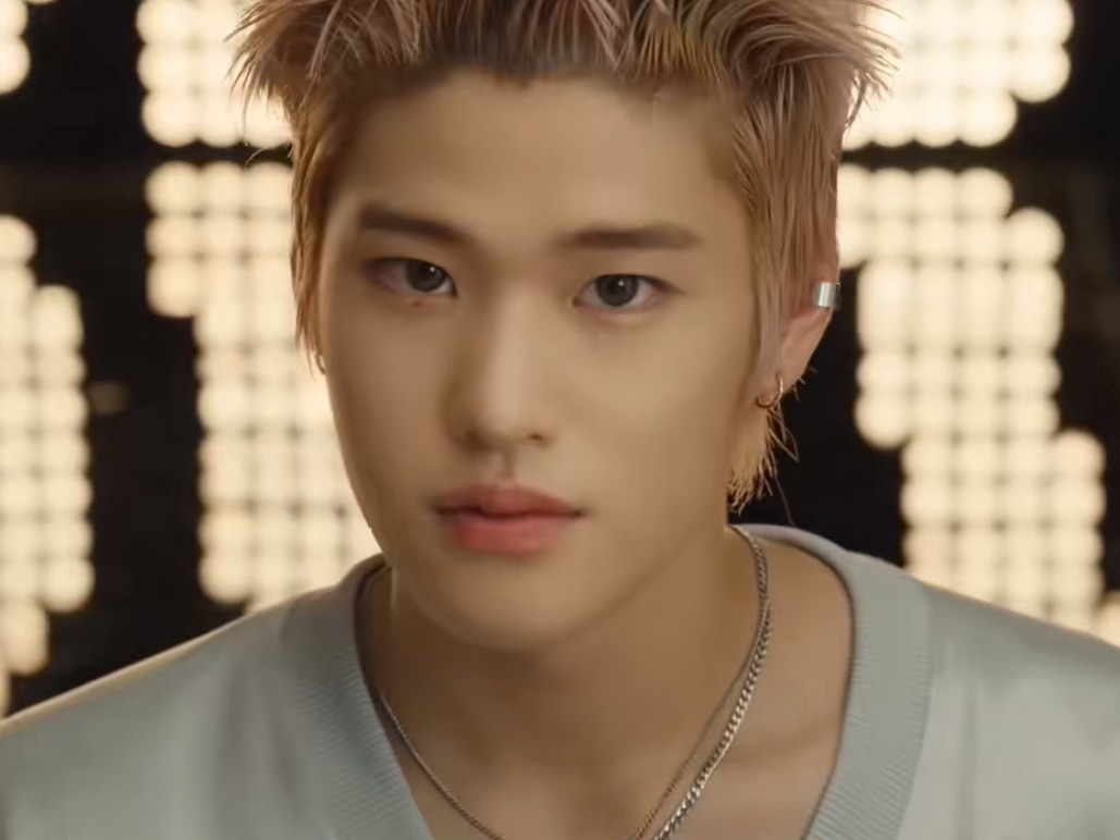 看着直拍好想笑，我男神连服装都是mv限定版的 