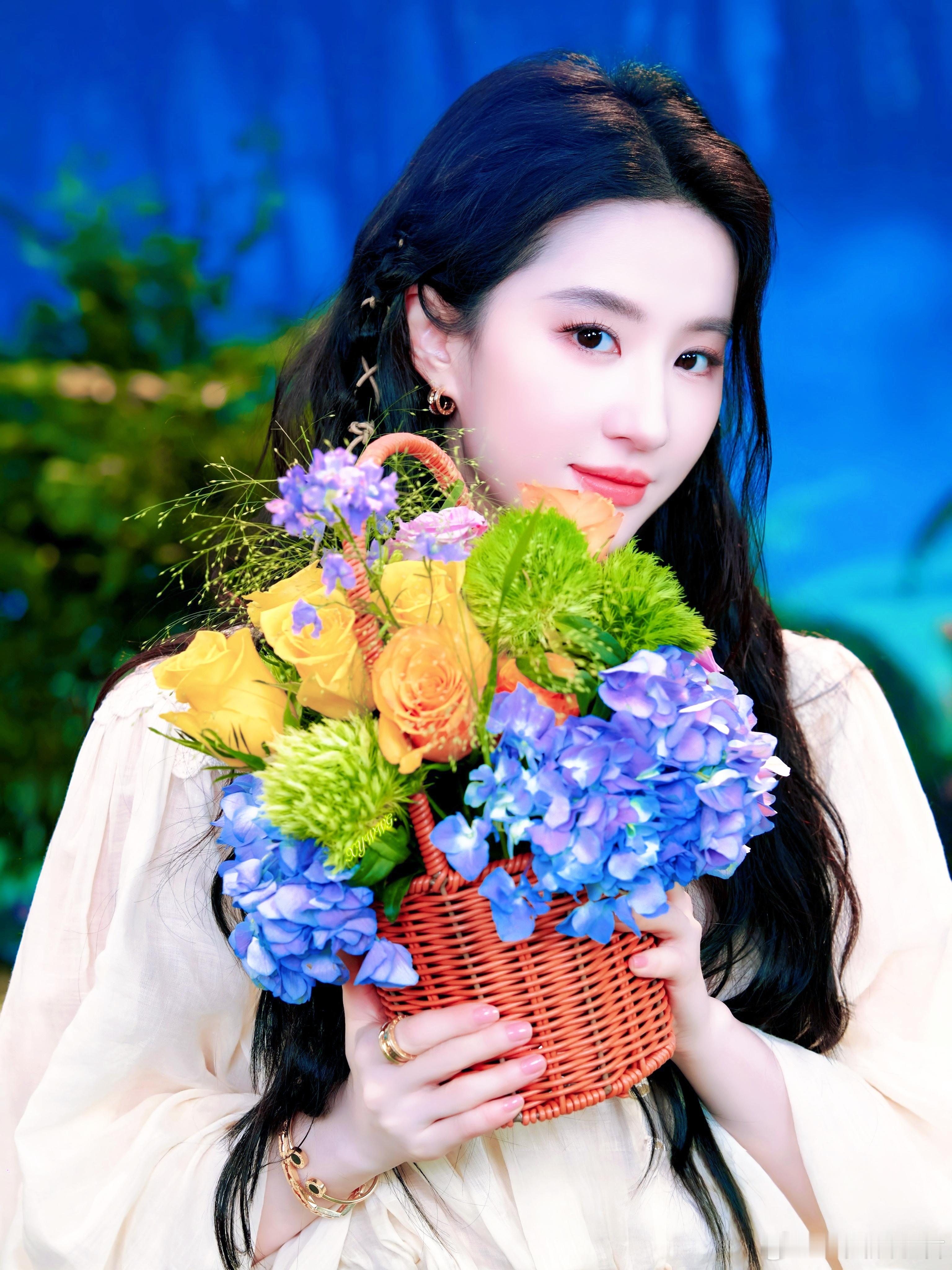 刘亦菲[超话]  刘亦菲美团直播活动萌萌的小甜妹[色][送花花][打call]刘