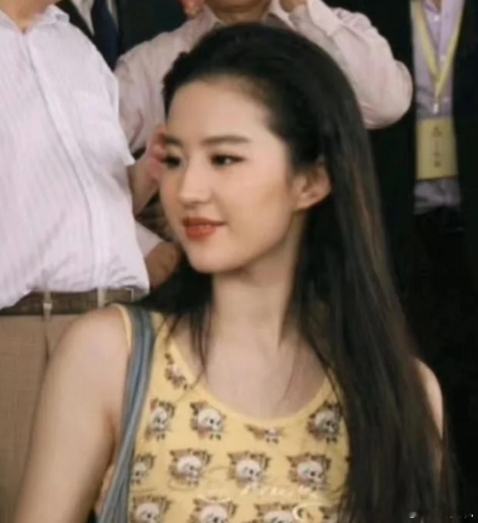 果然真美女脸型不需要遮盖，最适合刘亦菲的发型就是大光明， 没有碎发鲇鱼须刘亦菲 