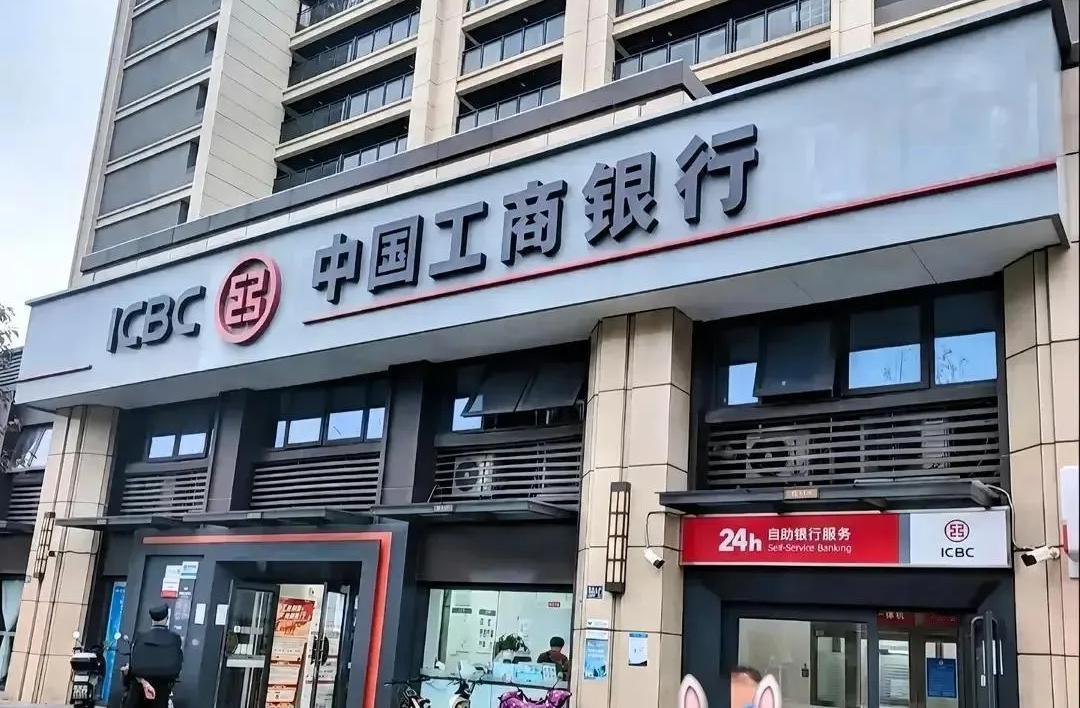 今天去趟银行，气得我差点没把卡掰了。

四十万块存了五年，到期去转存。柜台小姑娘