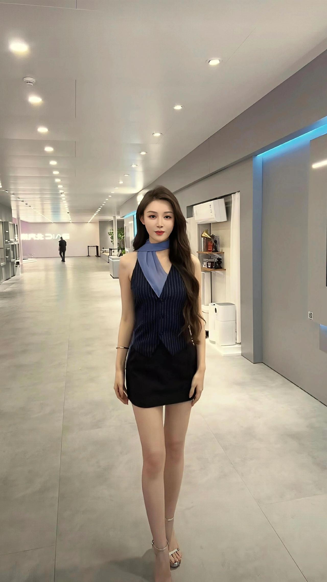 @敏敏💫 @小敏～ 
御姐 大长腿 穿搭 车展现场