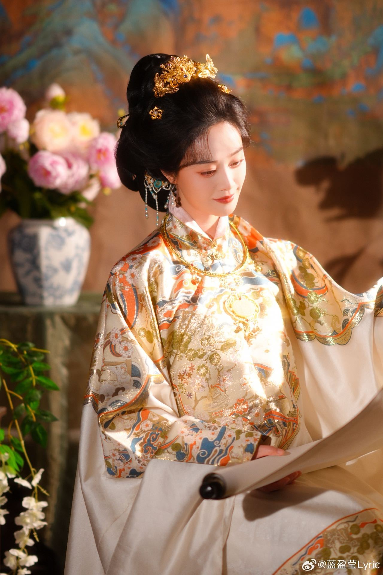 蓝盈莹蓝盈莹团扇半遮面的东方美明制汉服配团扇，半遮面的样子美到犯规，东方美学被拿