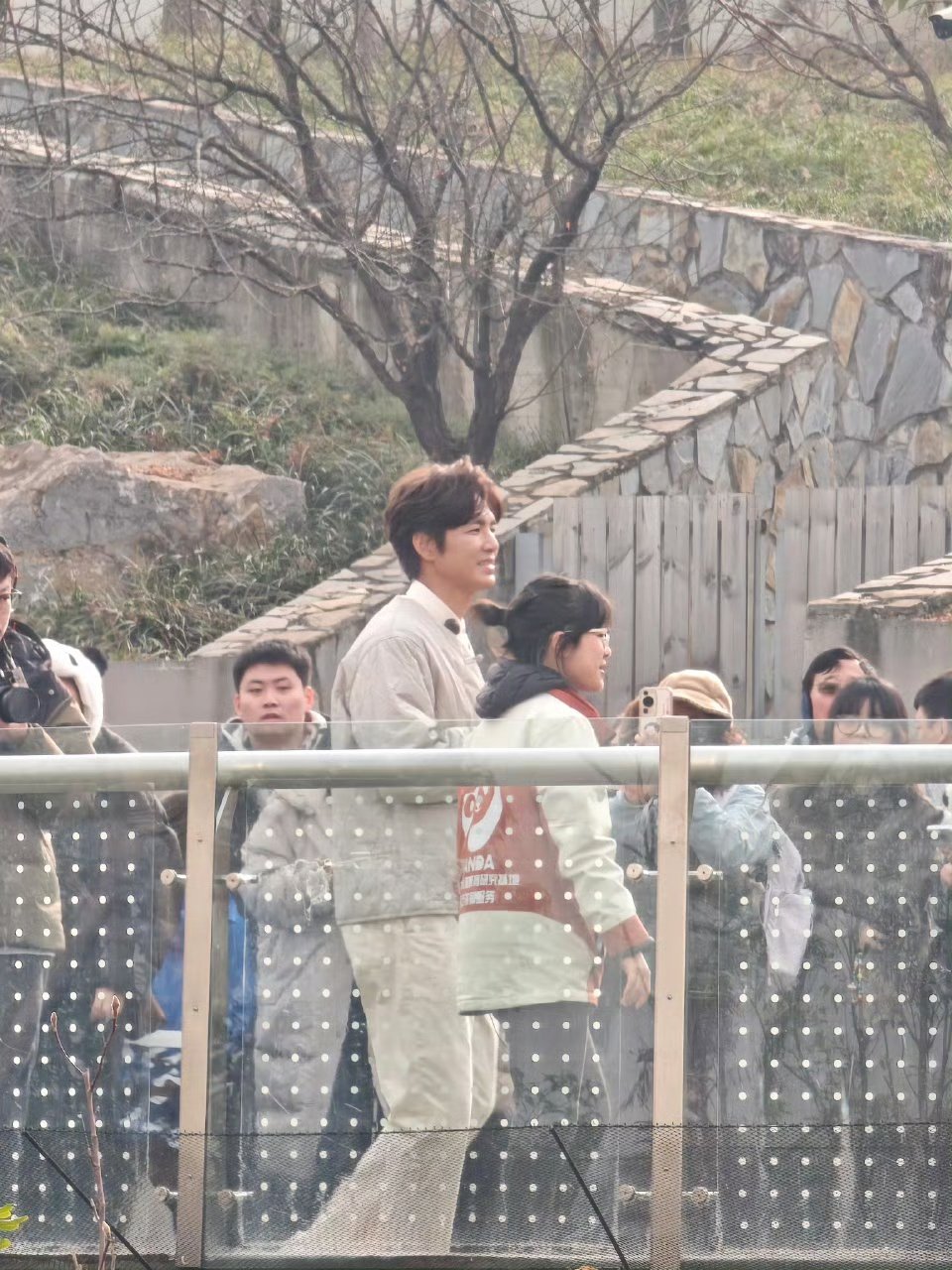 熊猫基地偶遇钟汉良感觉全成都都在偶遇钟汉良，我真的要羡慕哭了，什么时候才能轮到我