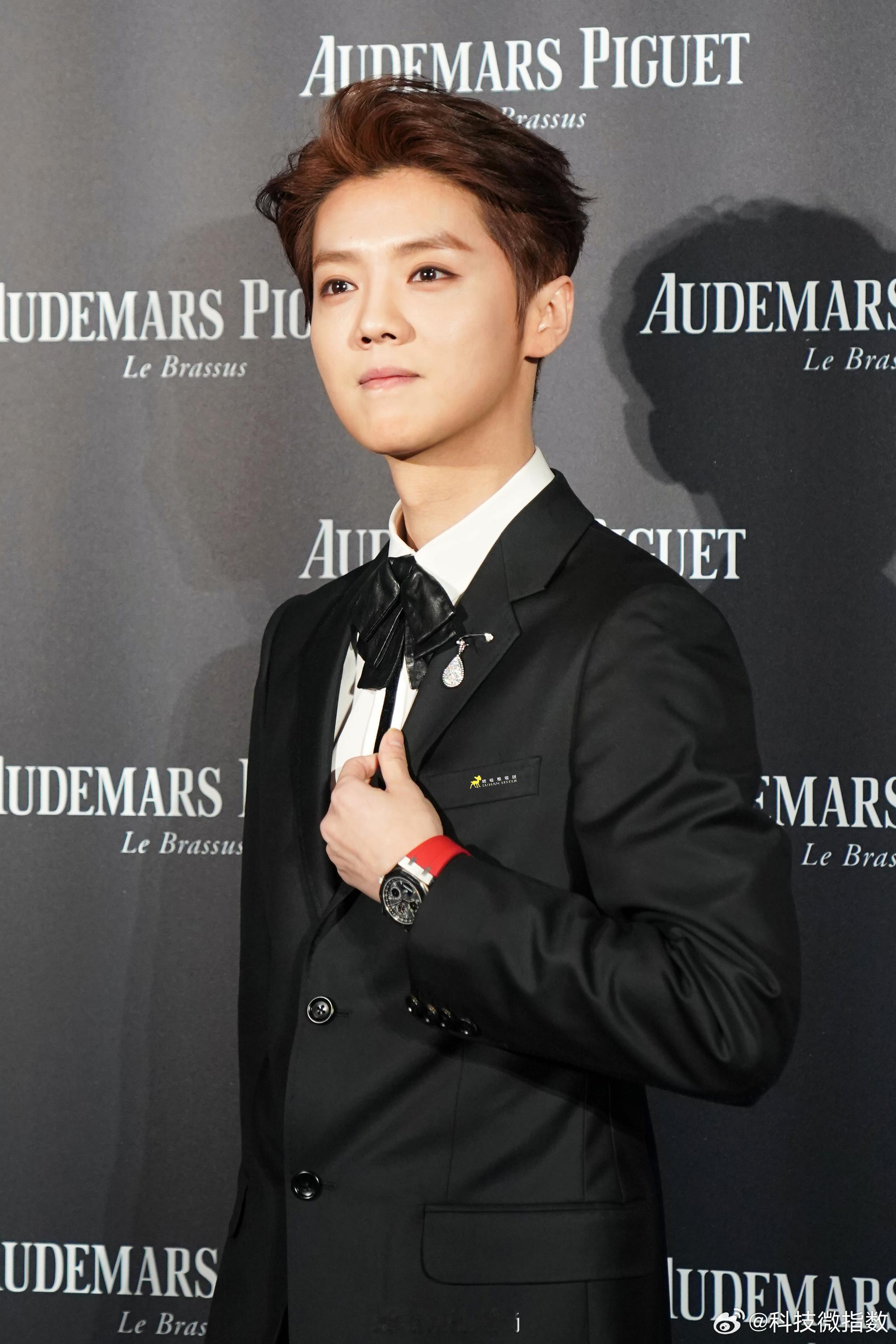 鹿晗 爷们儿要脸这梗笑疯了！五哈节目中邓超穿上一件破烂衣服完成任务，鹿晗当场吐槽