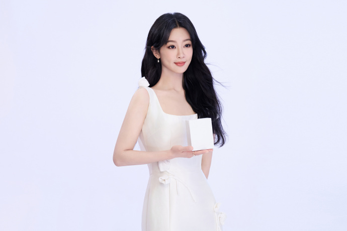 杨紫身着紫色吊带碎花裙参与拍摄，此外她的拍摄花絮正处于大放送阶段，这样的穿搭与花