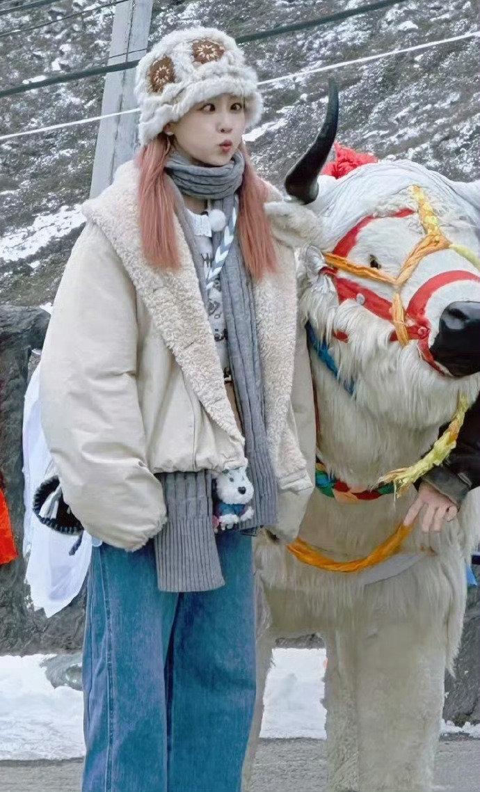 能文能武+可盐可甜！白鹿在天路篇骑马镜头帅到犯规，策马奔腾时气场全开，互动时又软