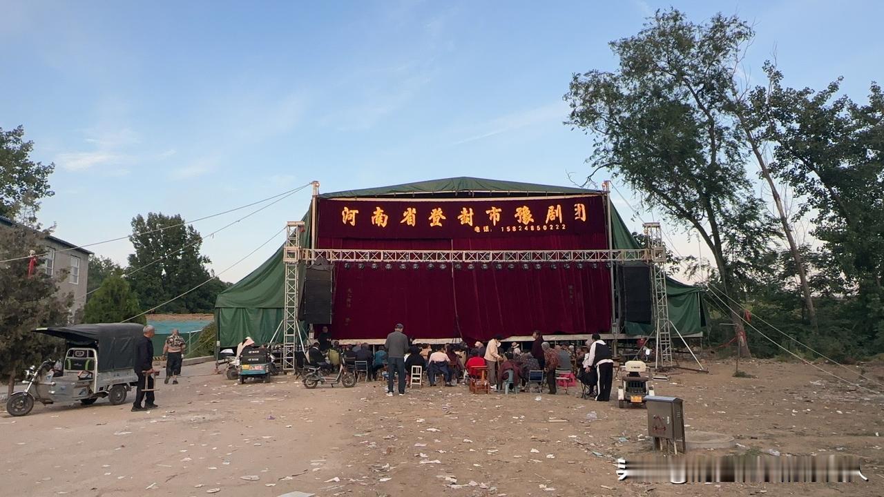 晒图笔记大赛戏还没有开演呢，戏迷喝罢汤后，陆陆续续，就会搬着板凳过来看戏。