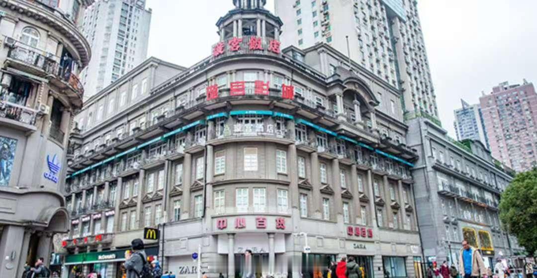 【学胖东来一年仍亏5.8亿老牌零售巨头关店30家】12月4日晚间，中百集团发布公