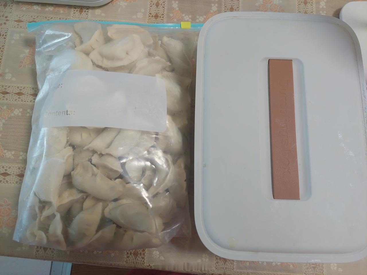 母亲节，小棉袄给我和老妈，还有小姨送了化妆品。

我们计划请老妈、小姨还有姨父，