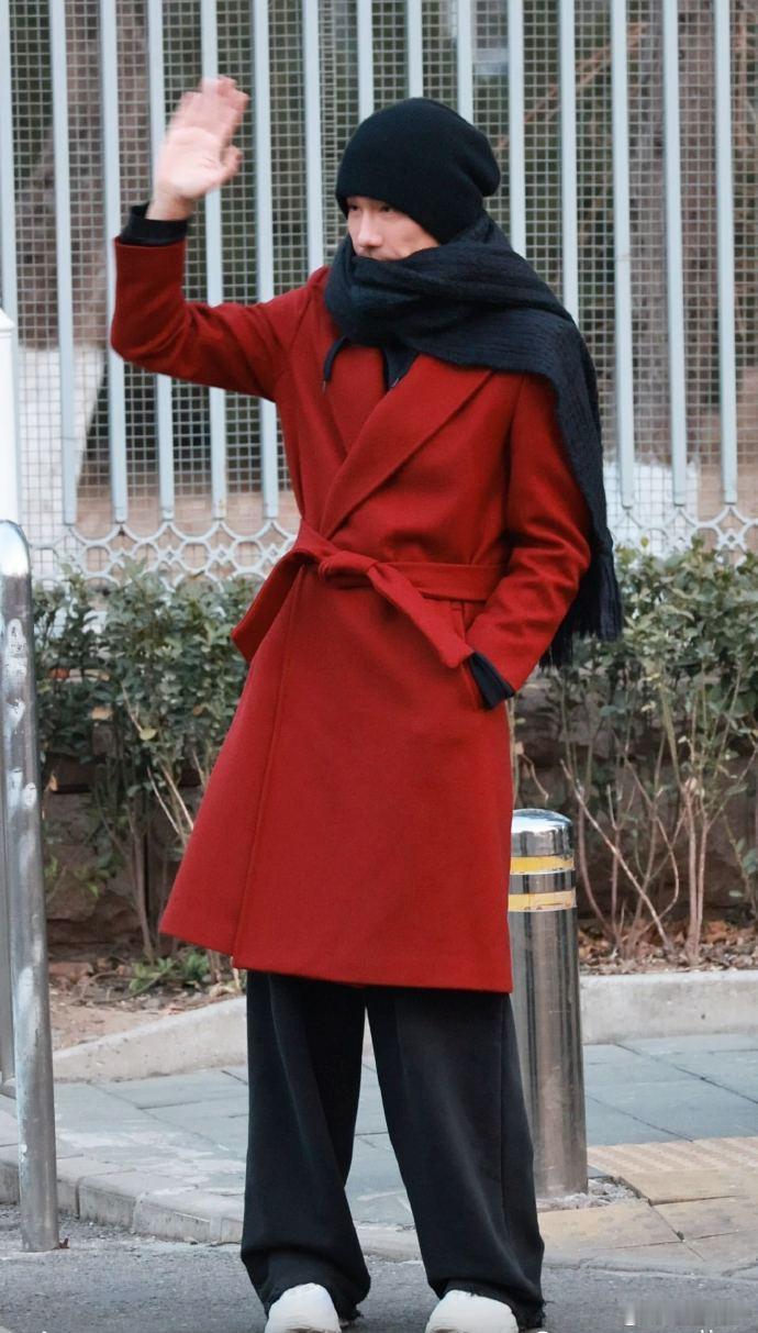 胡兵的羽绒服 救命?！胡兵春晚联排穿搭太有格调，三次亮相都摒弃厚重羽绒服，长款风