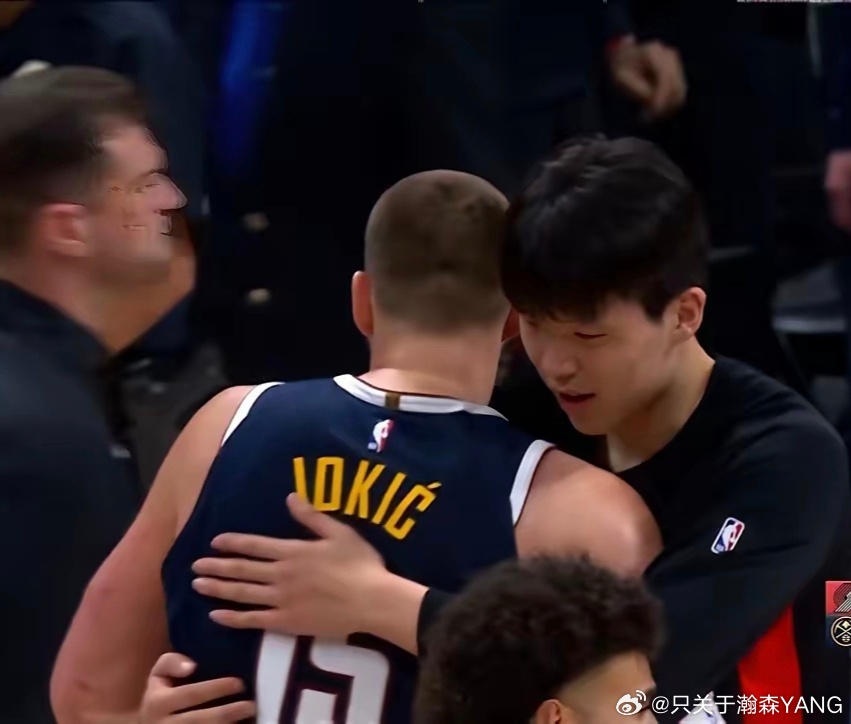 杨瀚森 虽然本场比赛，瀚森又被dnp！但当比赛的终场哨声响起以后，约基奇主动走到
