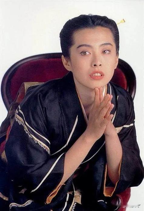 王祖贤罕见和服照片，没记错的话应该是1992年王祖贤的事业巅峰时期，为日本富九娘