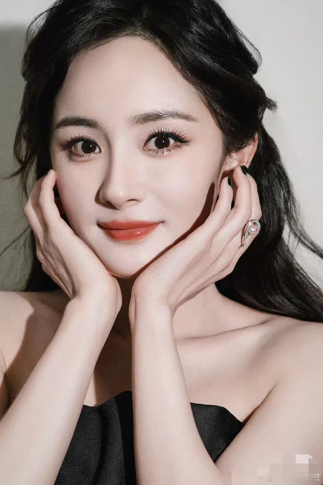 这两天，杨幂真的被夸爽了，竟然不是因为演技，也不是因为漂亮，而是因为她强大的内核