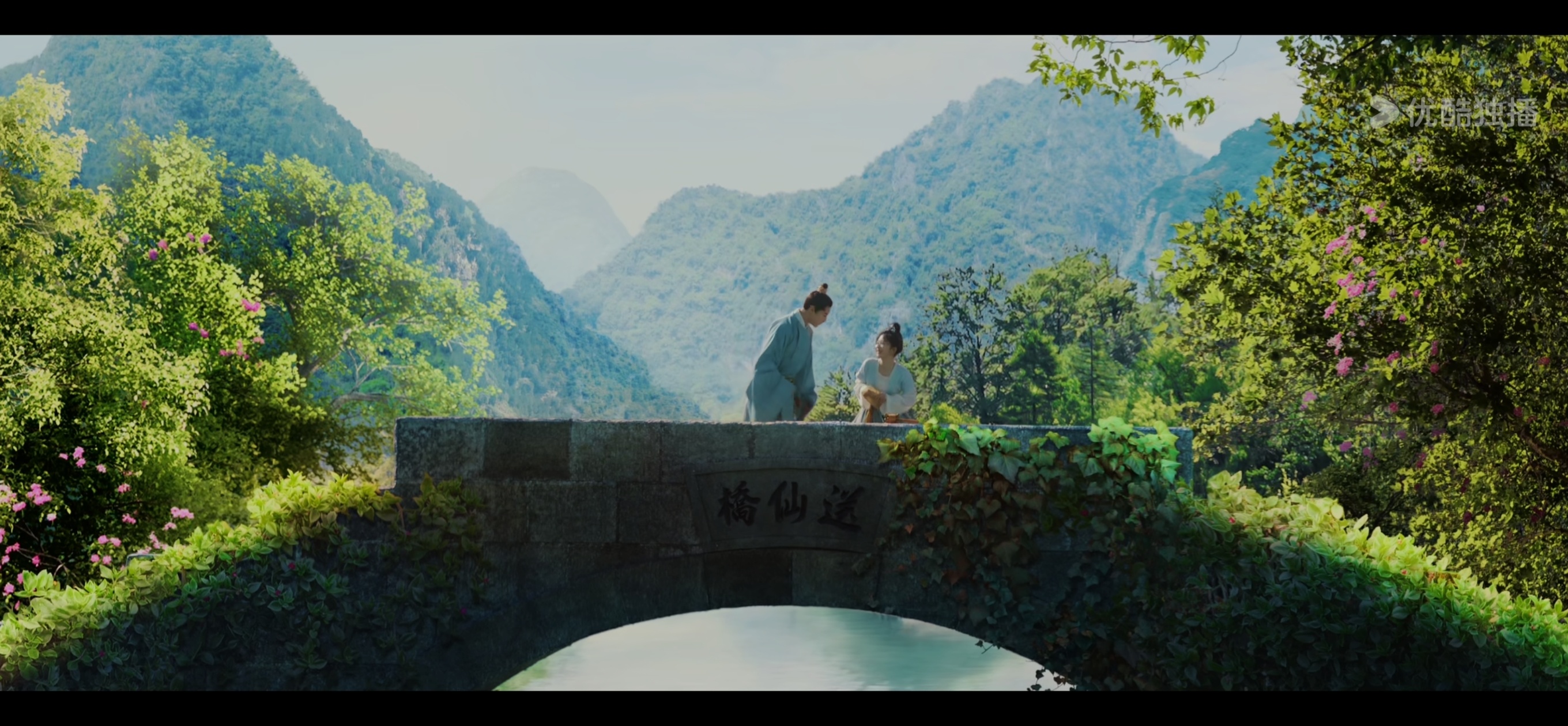 谭松韵蜀锦人家开播排面  这剧洗丝的浣花溪实景真的好美，好像是去贵州实景拍摄的，