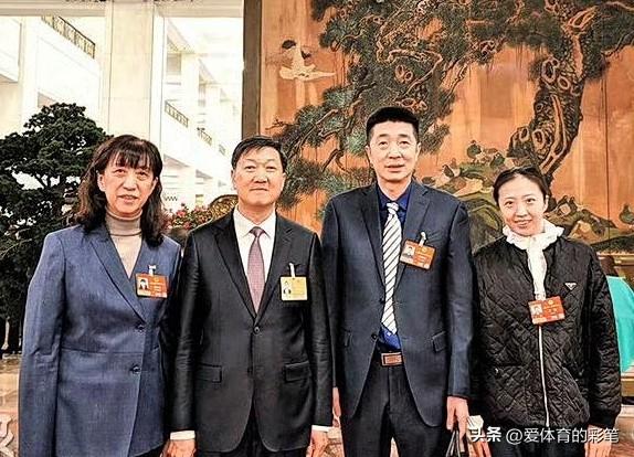 赖亚文、安家杰、丁霞合影，这一幕让人感慨万千[呲牙]这三人加郎平指导及朱婷等，搭