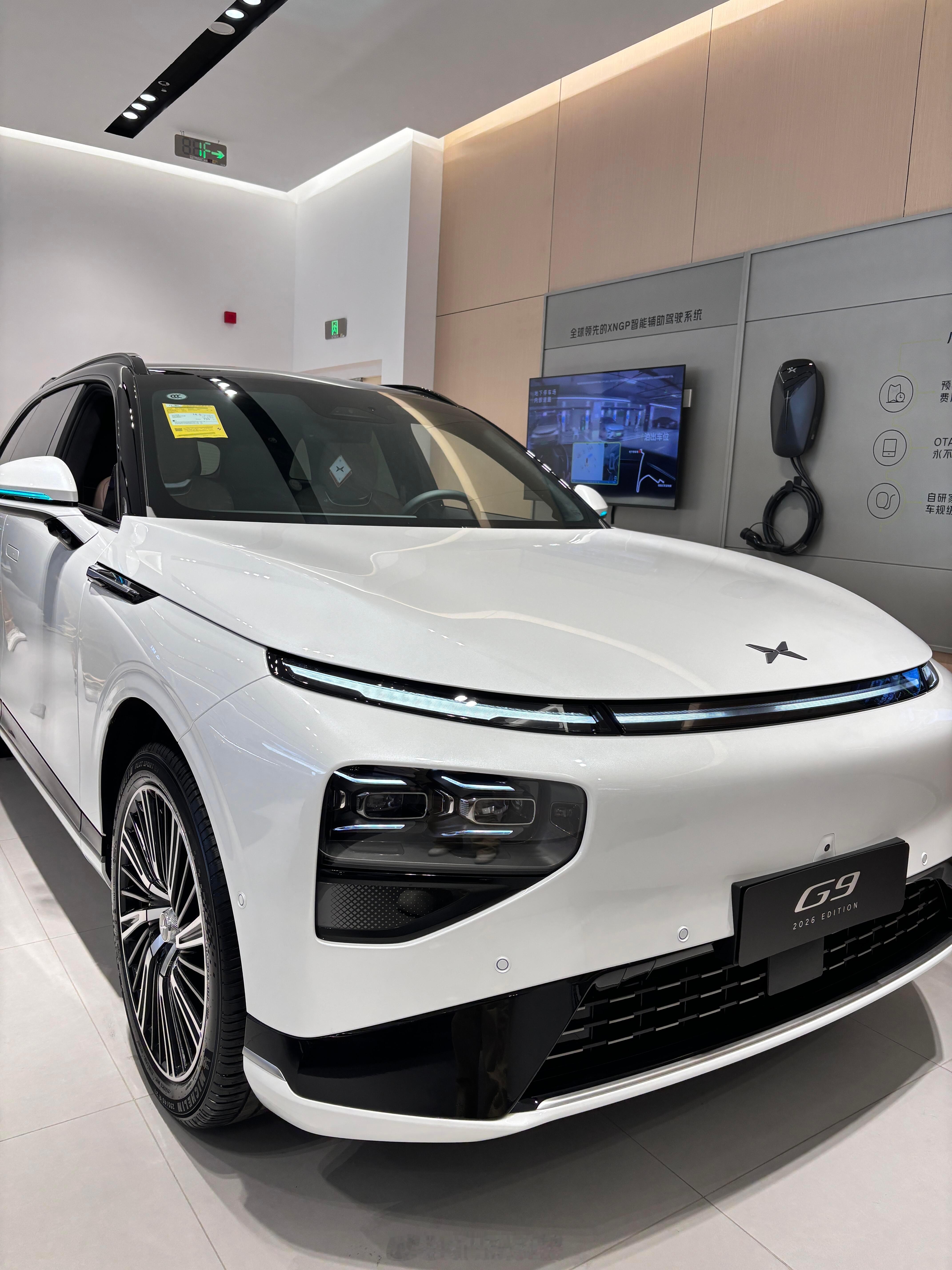 这次副驾屏能独立连蓝牙耳机了，主驾导航副驾追剧两不误，后排座椅加热通风也成了标配