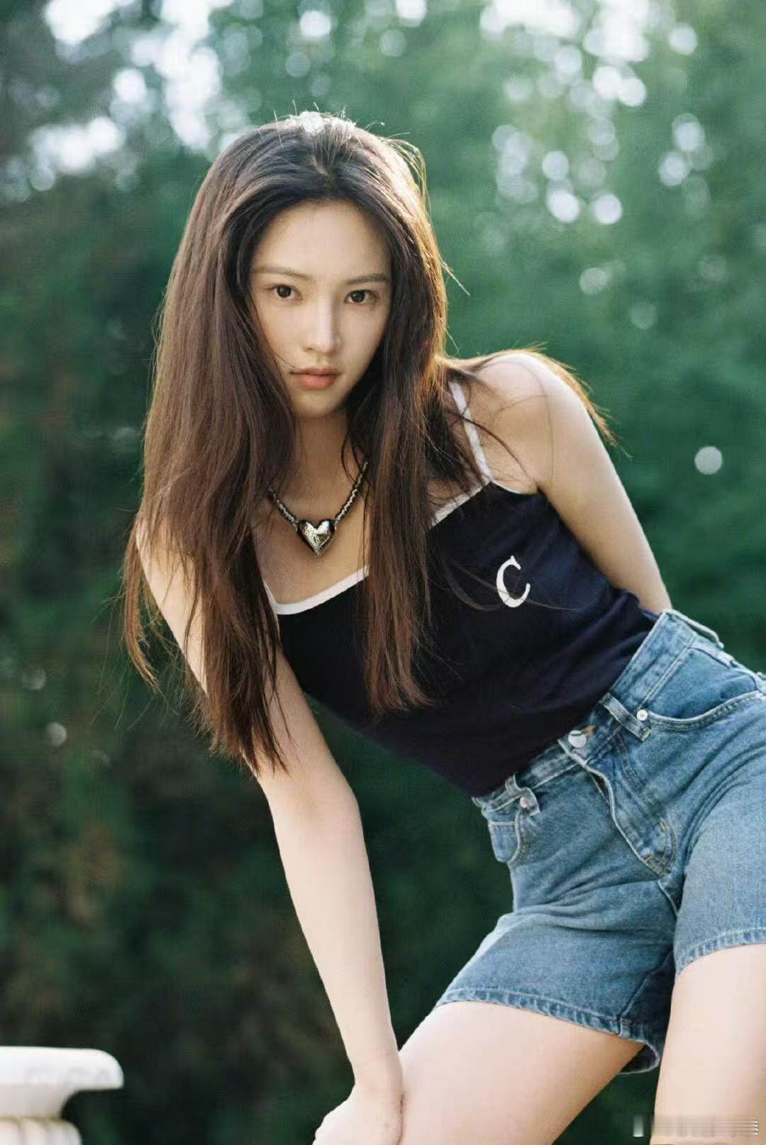 黄灿灿好一朵蓝色妖姬谁能拒绝黄灿灿这组写真！散落碎钻搭配飘逸长发，冰蓝眼妆衬得眼