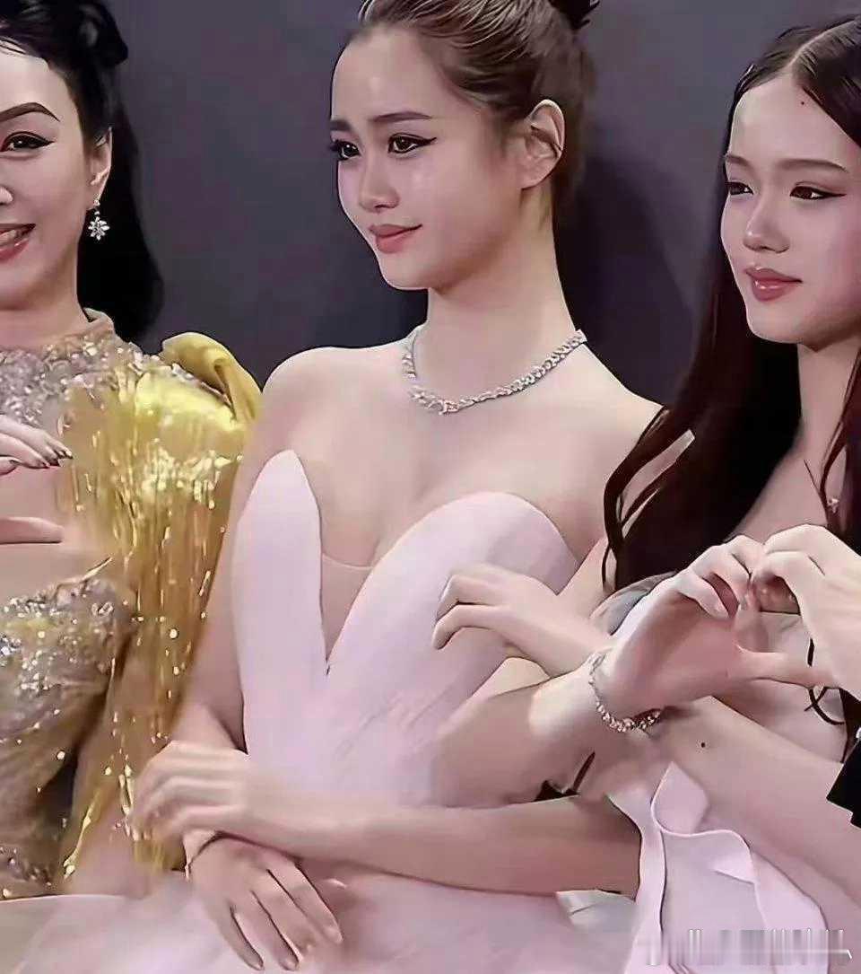钟丽缇小女儿考拉年仅16岁，出众高级长相惊艳全网成功出圈 
