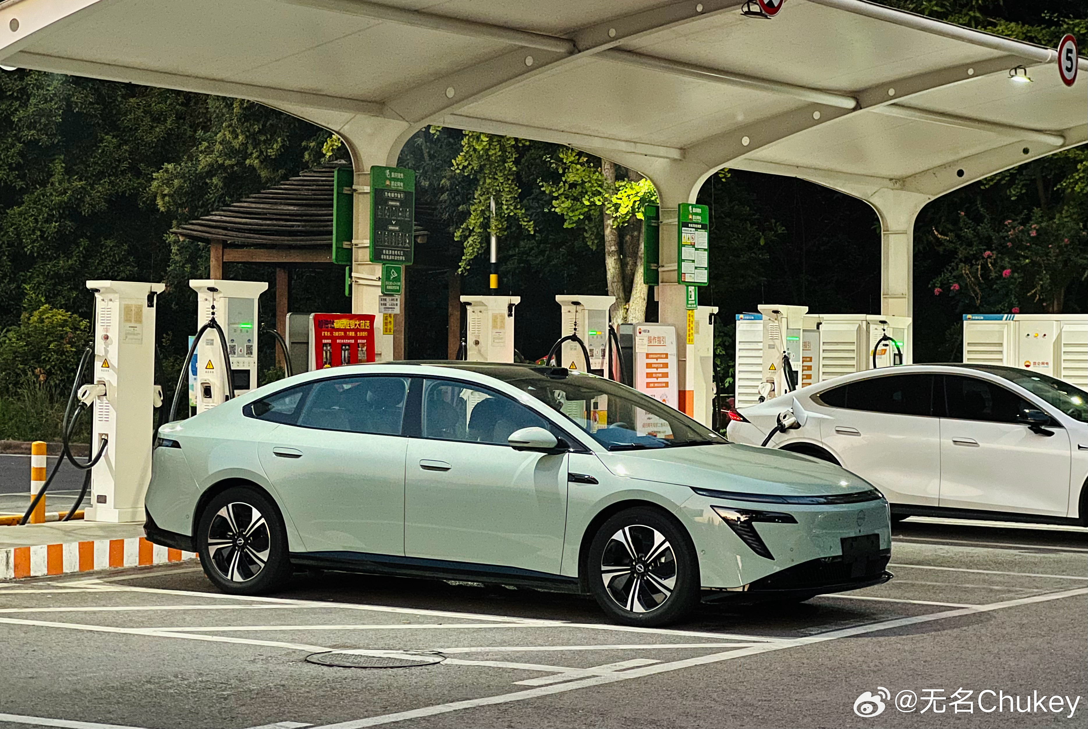 8月汽车销量前10全是纯电8月燃油车销量40%。如今的纯电动汽车，续航越来越长，
