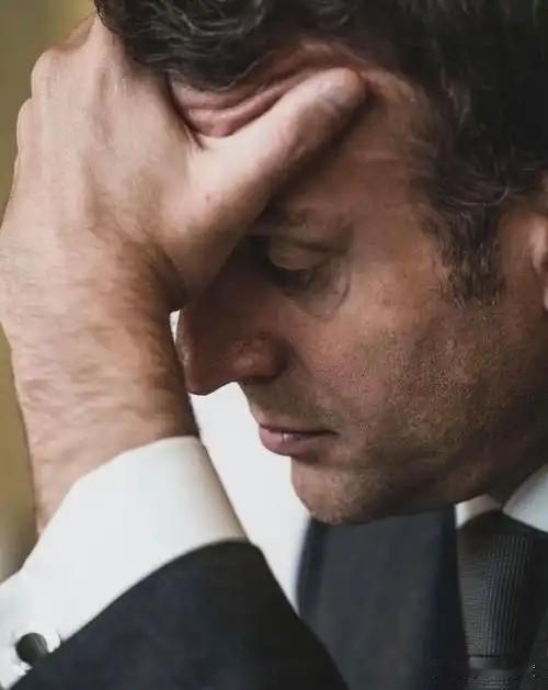 说白了，马克龙就是一个政治秀，变色龙，到处刷存在感，却拿不出一点真招法，解决自己