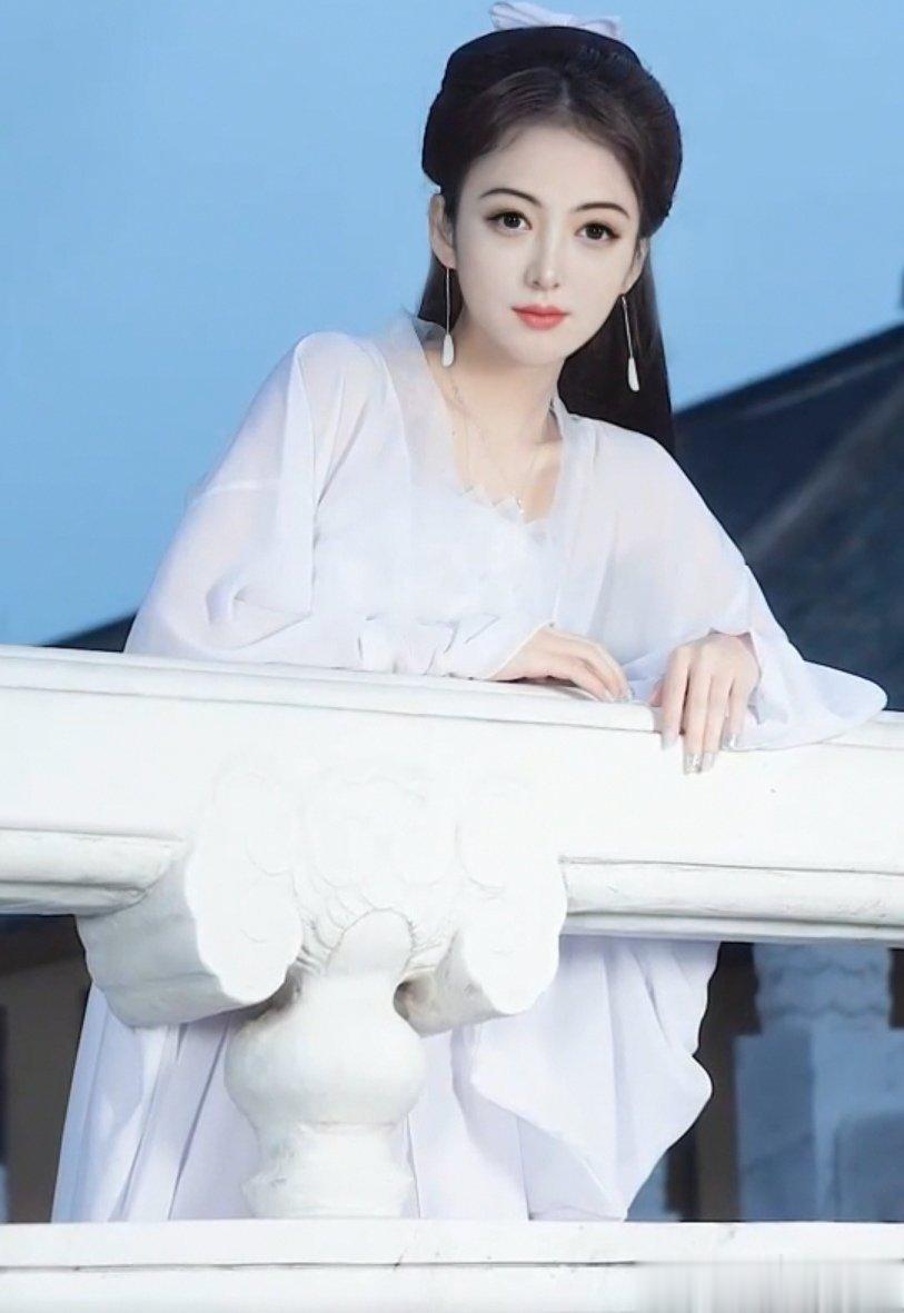 #情感#                     《无题》画栏斜倚月笼窗，碧瓦鳞