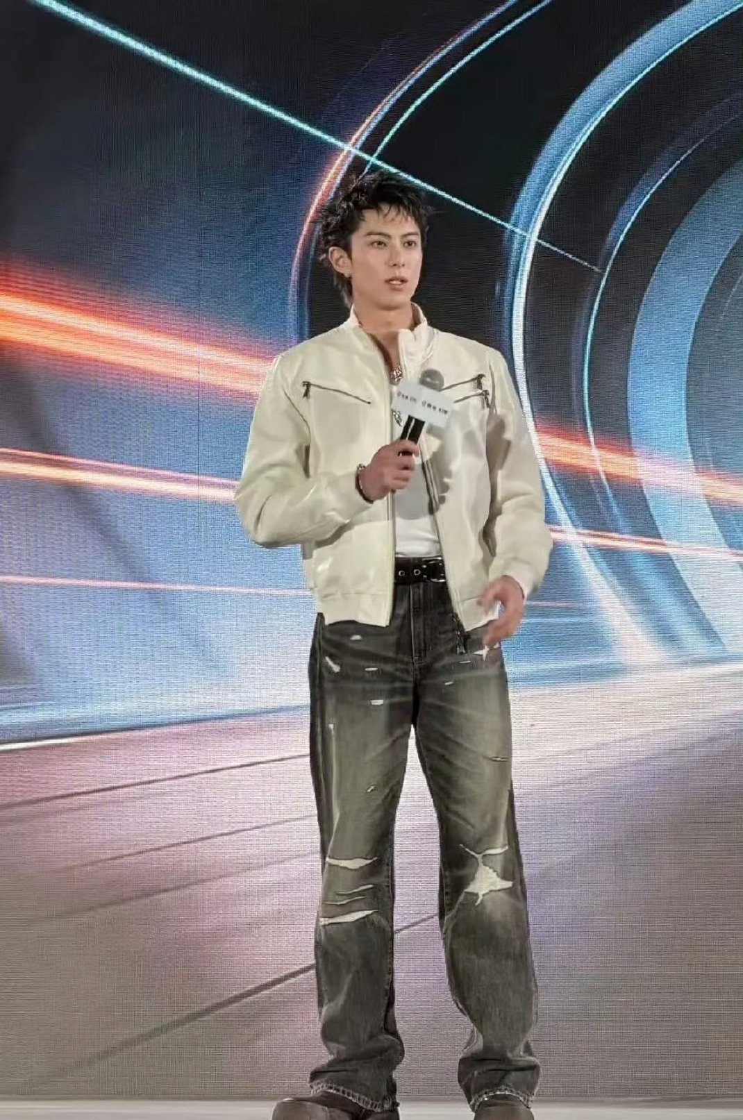 王鹤棣这是咋了？状态怎么看着不对劲呢 