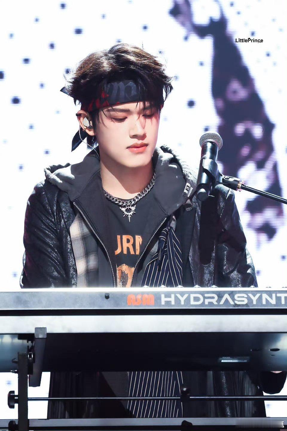 张极说我想赢张极的『我想赢』是带着温度的锋利——他会在队友失误时伸手托底，但轮到