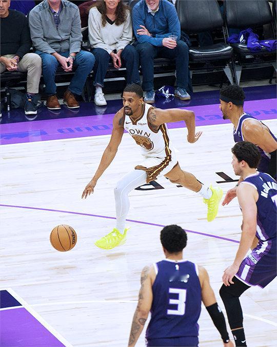 上半场结束，勇士51:63国王；梅尔顿17分。勇士vs国王