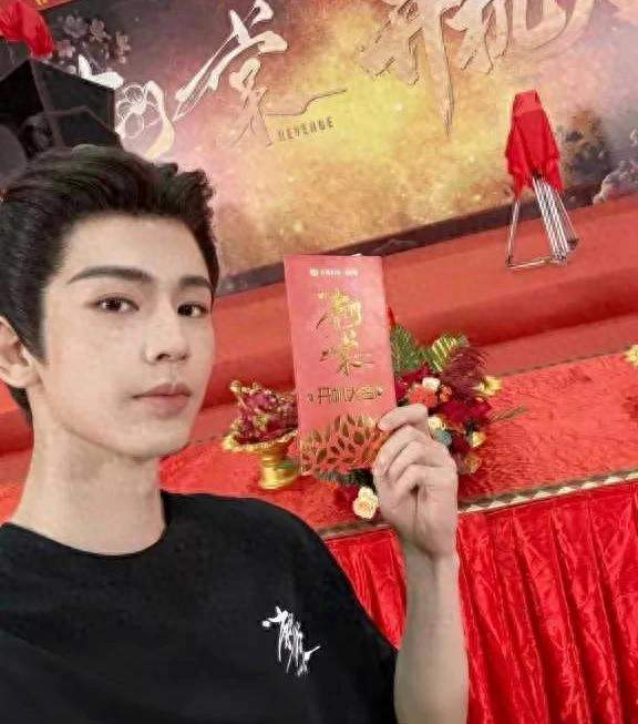 张凌赫红成这样还被欺负？角色被抢全剧组瞒他一人