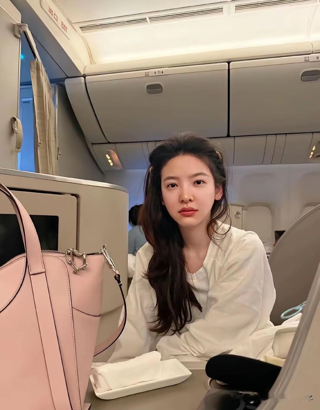 不怪那么多人想娶她，路人镜头下都美若天仙！