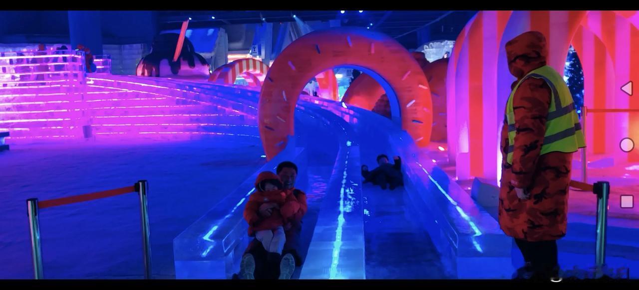 烈日炎炎，哈尔滨冰雪大世界带来刺骨凉爽
当夏日的热浪席卷城市，当阳光炙烤着每一寸