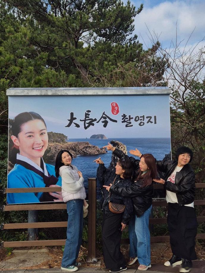 李英爱重返大长今拍摄地 李英爱重返《大长今》拍摄地，还和长今合照了。她写下：“长