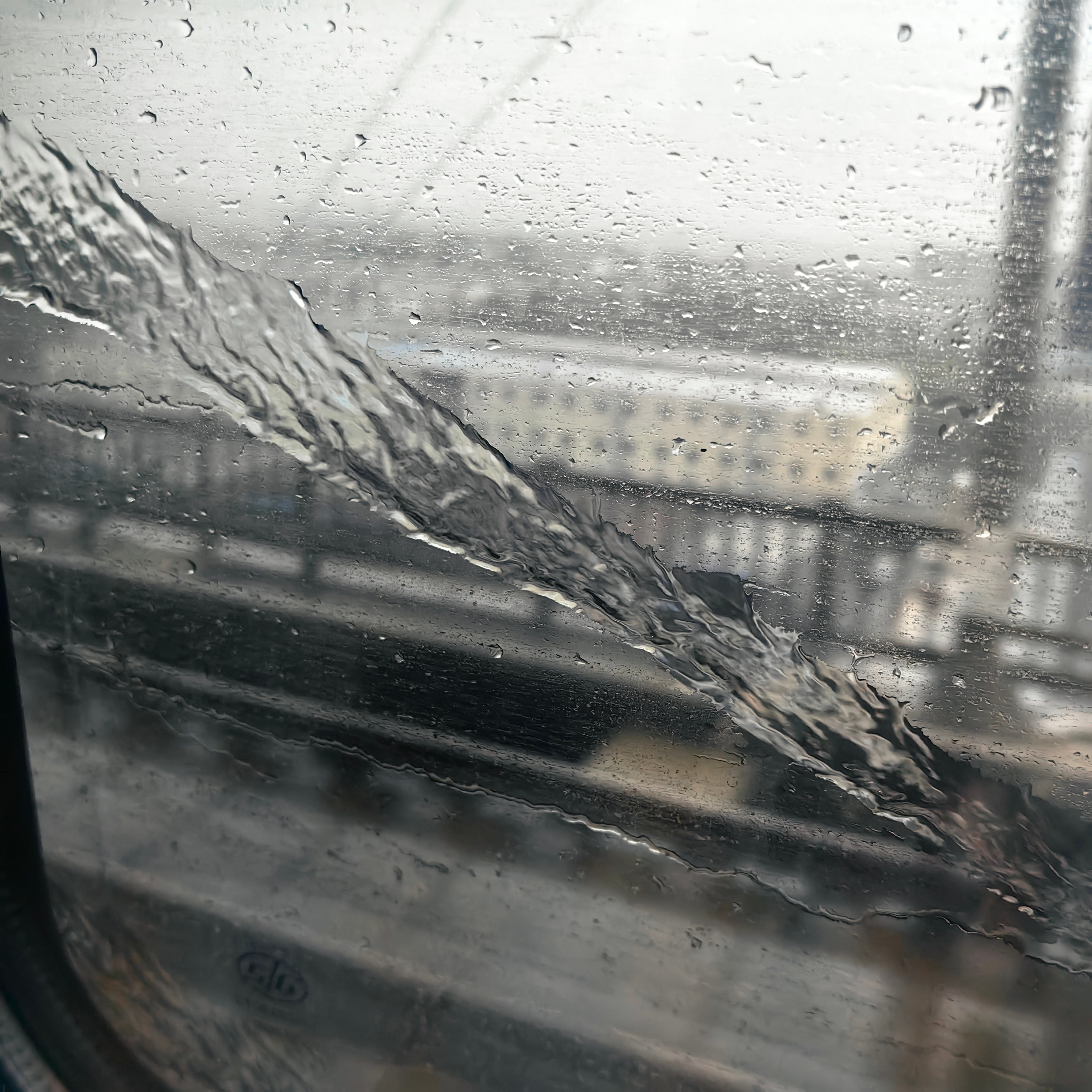 路过杭州，大雨。 