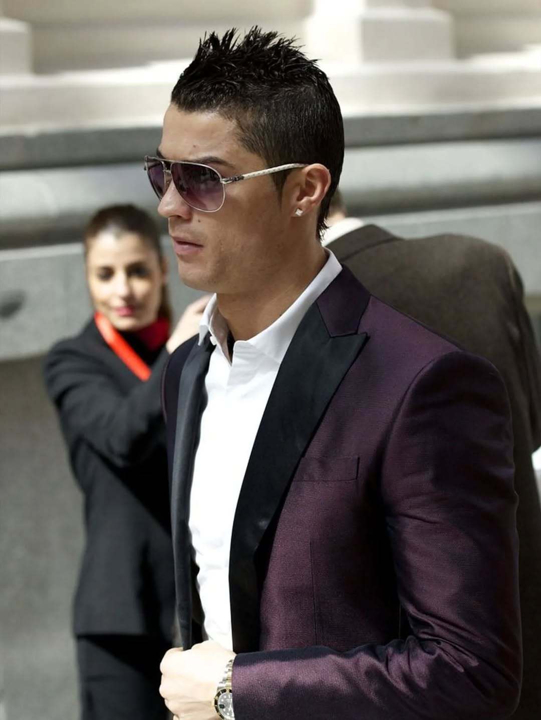 C罗c罗 西装墨镜刺猬头桀骜帅气 