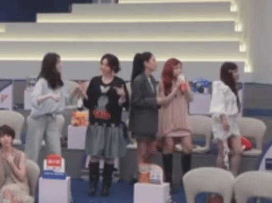 唐艺昕浪姐直播在台下跳起来了夹缝中看见唐艺昕还在练从台下加练就能看出唐艺昕有多用